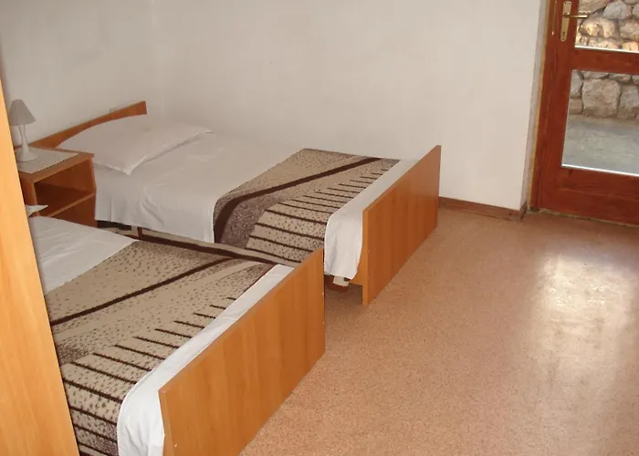 Mia Стариград-Пакленица